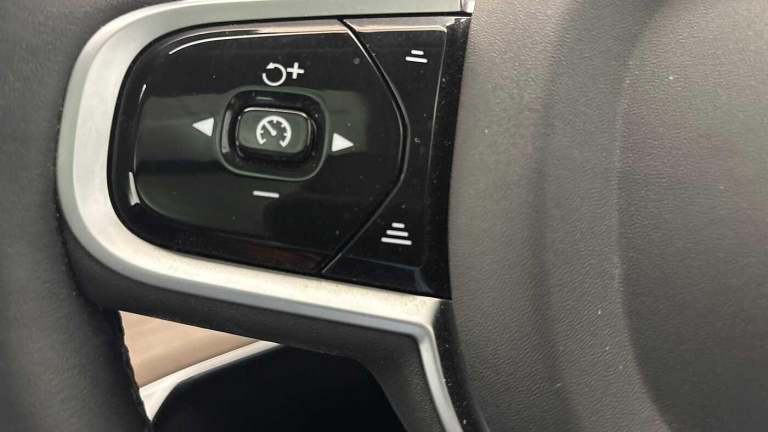 2025 Volvo XC90 Plus, T8 AWD Plug-in hybrid, Electric/Petrol, Dark, 7 Seats ( 360* Camera ) ESTAT...