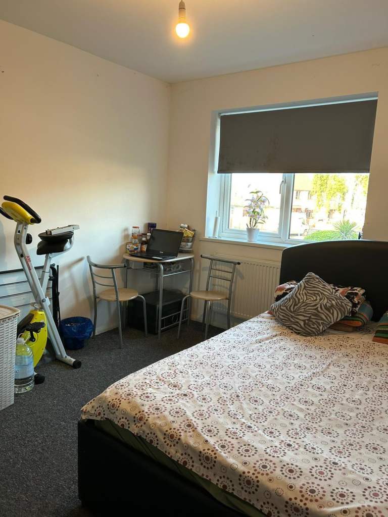 Furnished Spacious Double room in a family home. All Bills Inc. Close to Station & Amenities. 