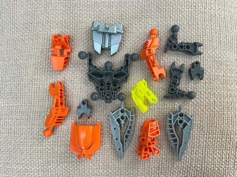 LEGO Bionicle Photok 8946, complete with assembly instruction guide.