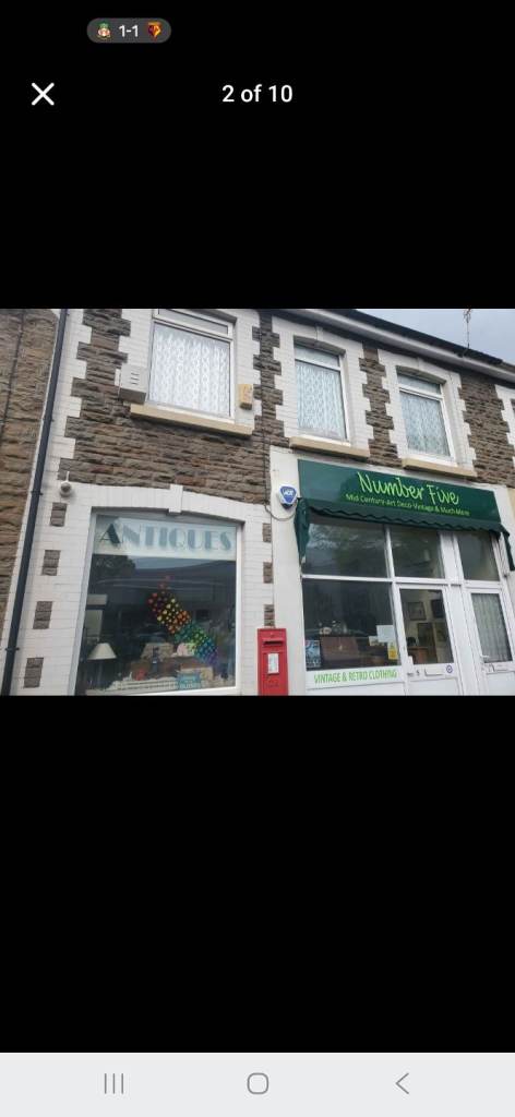Shop and Accommodation 4 double bedrooms and 2 bathrooms 