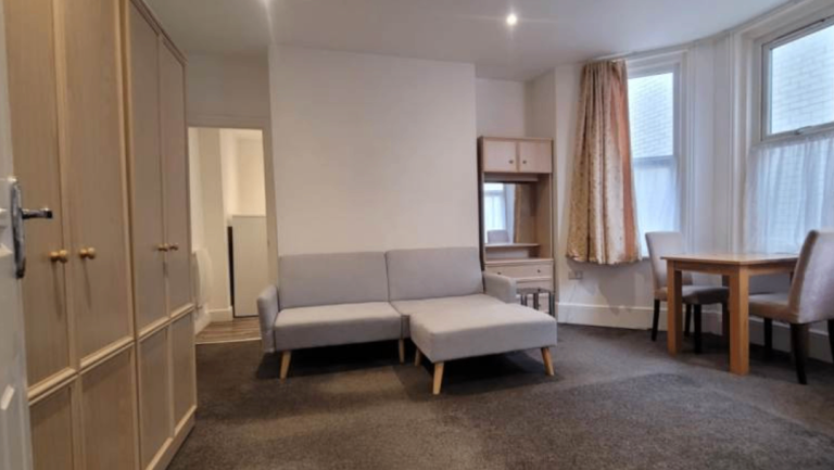 Modern Studio Flat | Furnished | Fitted Kitchen | Christchurch Road, Bournemouth, Dorset - BH7