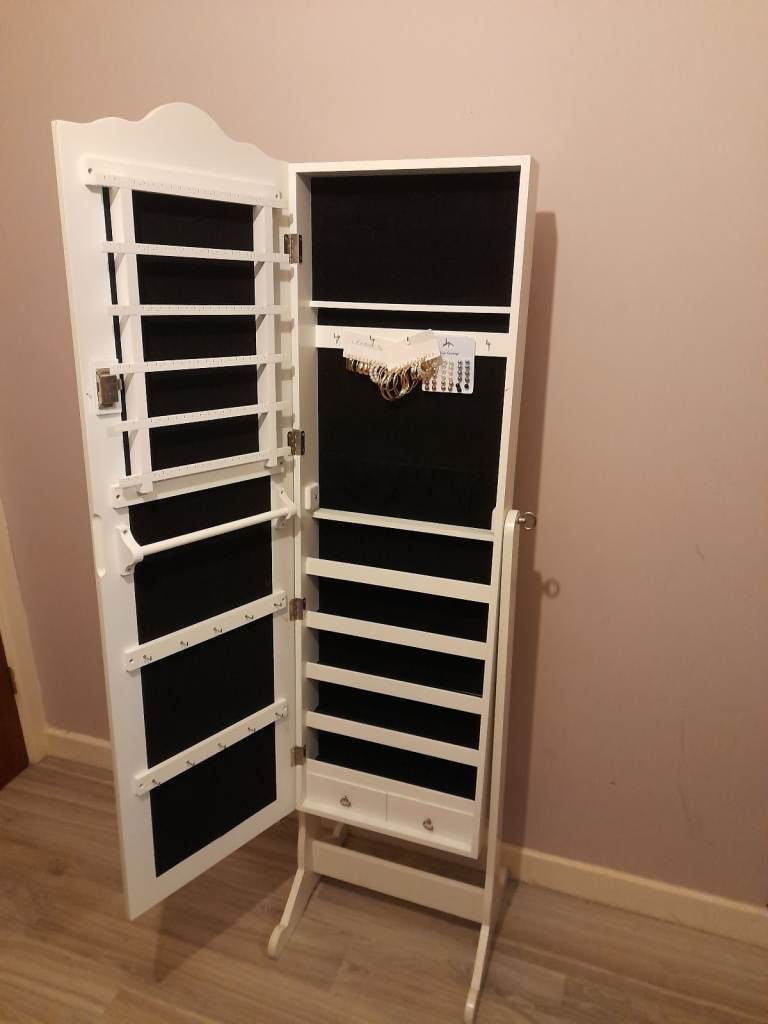 Dresser jewelry and mirror 