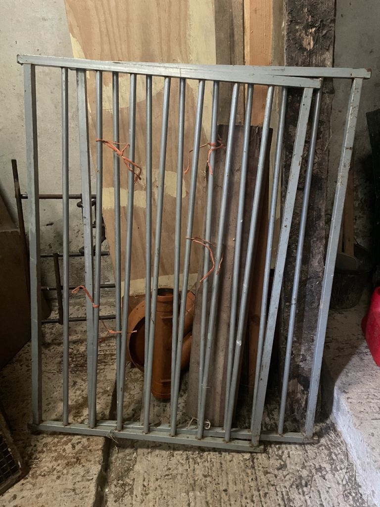 Mesh fencing suitable for caging for pets