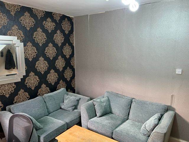 Cosy double room, close to center and University, good for couples. Starts from £135p/w