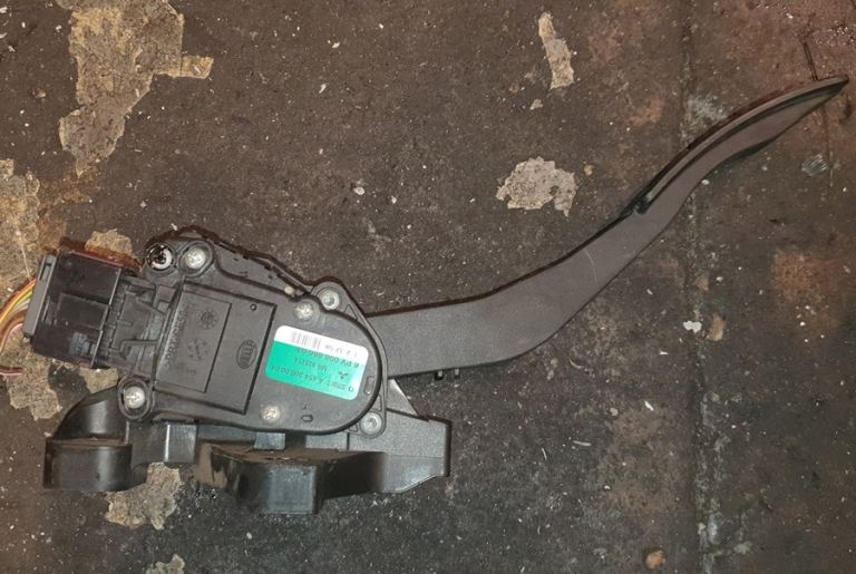 Mitsubishi Colt Accelerator Pedal 2009
