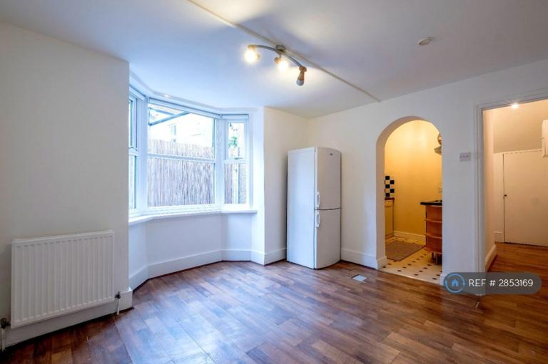 2 bedroom flat in Stork Road, London, E7 (2 bed) (#2853169)