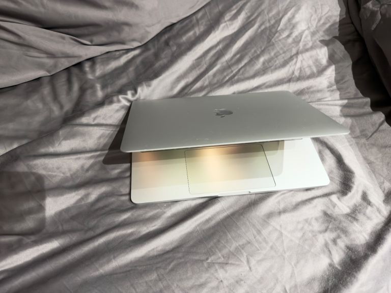 MACBOOK PRO 2020 13” LAPTOP I5, 16GB RAM, 256GB SSD, BATTERY CYCLE 220 SILVER, EXCELLENT CONDITION
