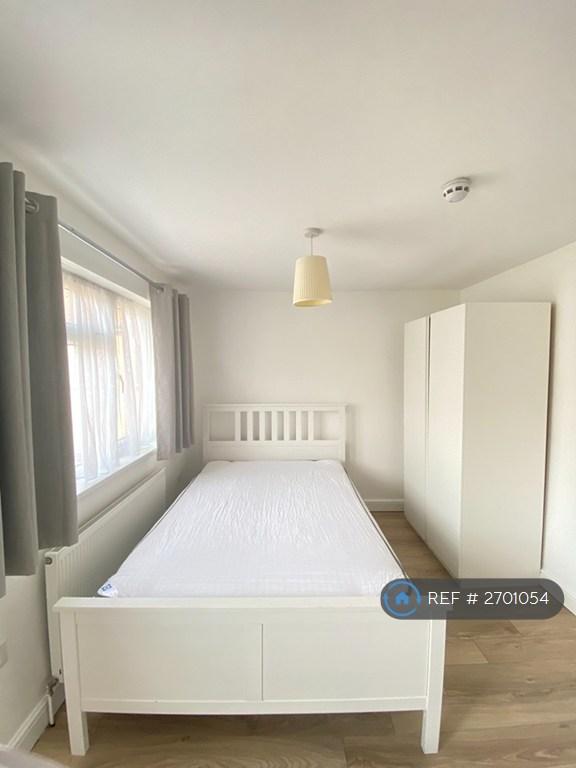 1 bedroom flat in Jersey Road, Hounslow, TW3 (1 bed) (#2701054)