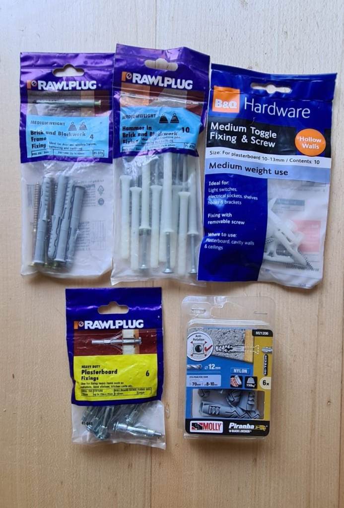 Selection of rawlplugs/hardware