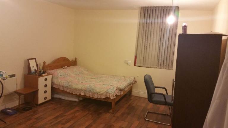 FLAT TO LET/RENT - FULLY FURNISHED - NO SHARING - INCLUDING WATER & COUNCIL TAX - CLEAN AND QUIET 