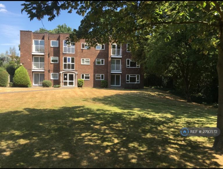 2 bedroom flat in Snaresbrook, London, E11 (2 bed) (#2793572)