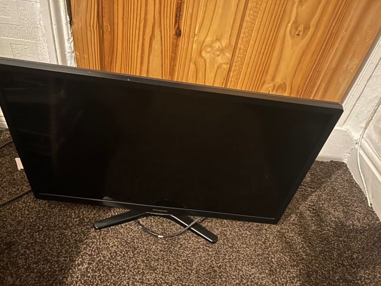 24 inch LED smart tv -  freeview  , usb , hdmi -  no remote - works fine