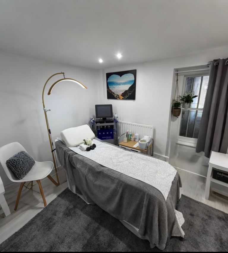 Beauty Therapist / Aestheticians Treatments, Facials, Waxing Male and Female, Massages.