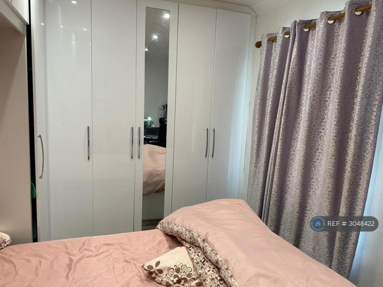 3 bedroom flat in Cambridge, Hounslow, TW4 (3 bed) (#3048422)