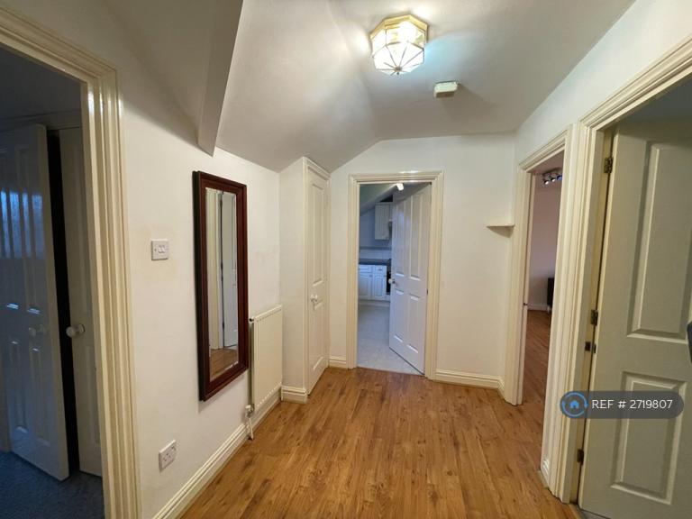 2 bedroom flat in Dover Close, London, NW2 (2 bed) (#2719807)