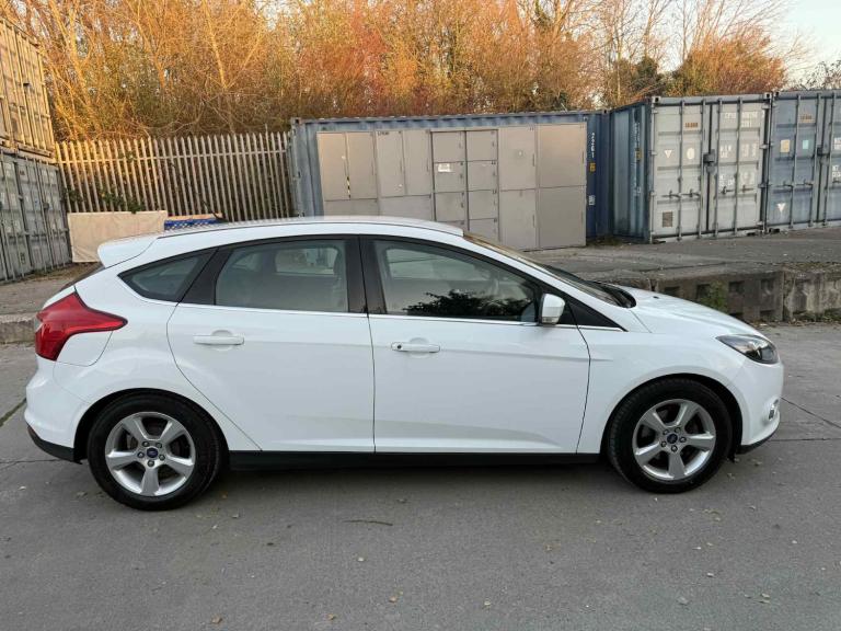 2014 Ford Focus 1.0 125 EcoBoost Zetec Navigator 5dr HATCHBACK Petrol Manual