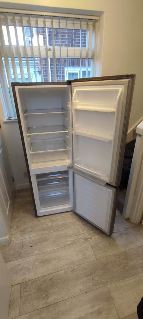 Fridgemaster MC50165ES 143cm 60/40 Small Fridge Freezer - Silver