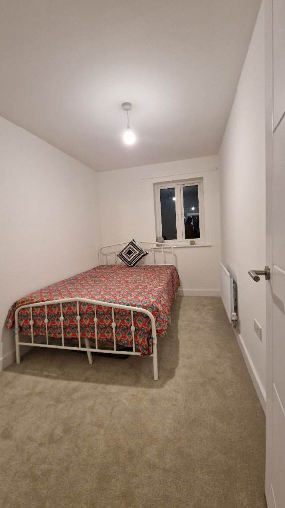 🏡 Double Room Available in Ottershaw, Surrey
