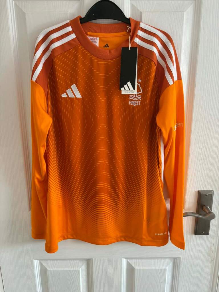 Nottingham Forest Goalkeeper shirt aged 13/14