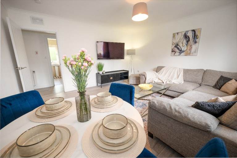 Beautifully Presented & Fully Furnished 2-Bedroom Flat – Hamilton  £895 PCM