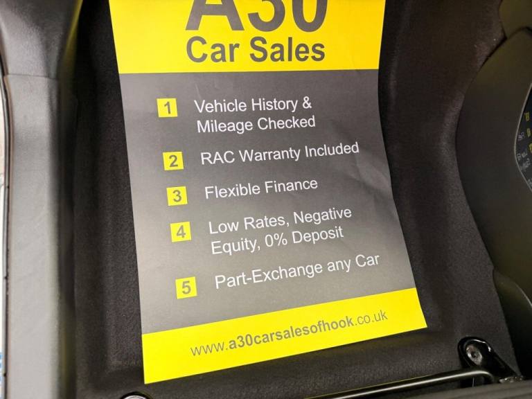 2016 Toyota Yaris 1.5 VVT-h Design E-CVT Euro 6 5dr Hatchback Automatic