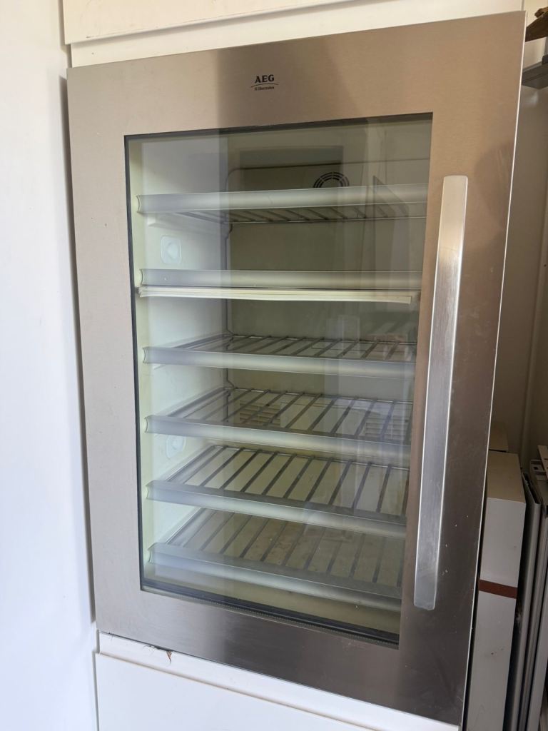 AEG Built-In Wine / Drinks Cooler – Glass Door – Excellent Storage