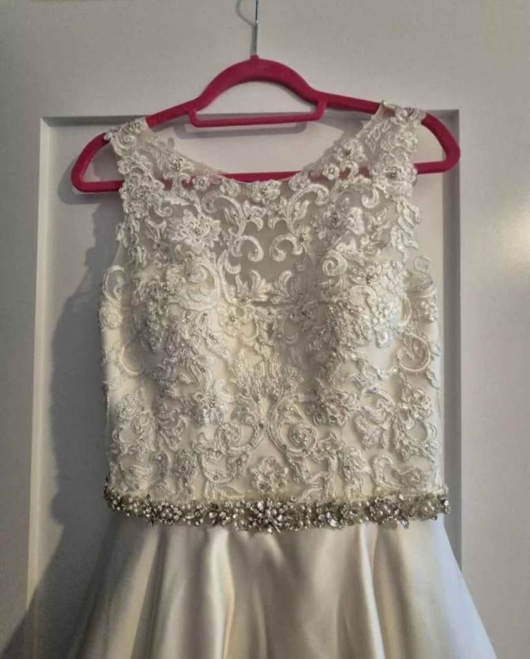 Gorgeous ivory wedding dress (size 10)