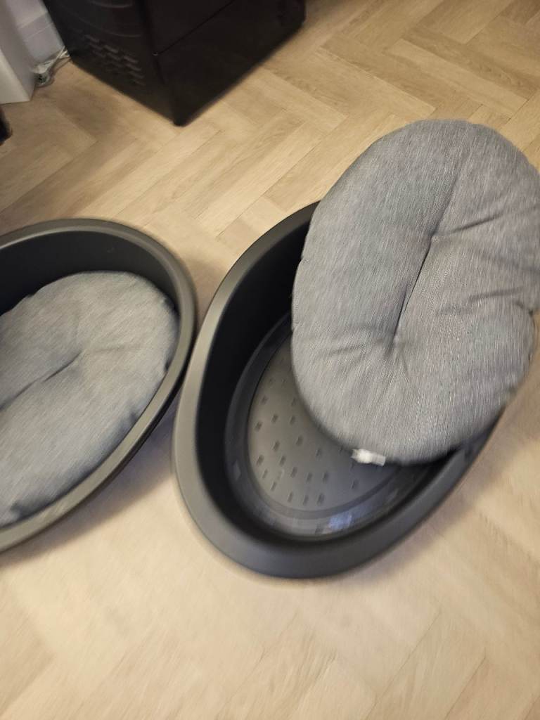 2 dog beds brandnew 