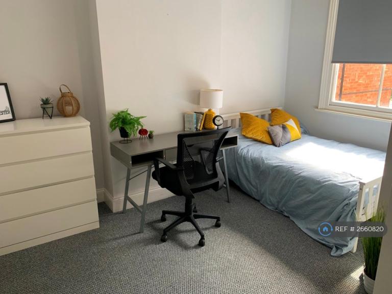 6 bedroom house in Daneshill Road, Leicester, LE3 (6 bed) (#2660820)