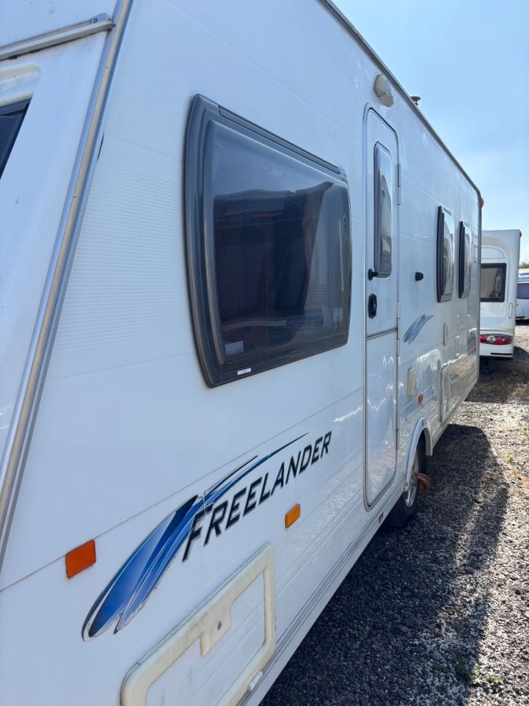  Lunar Freelander  585si Fixed Rear Island Bed