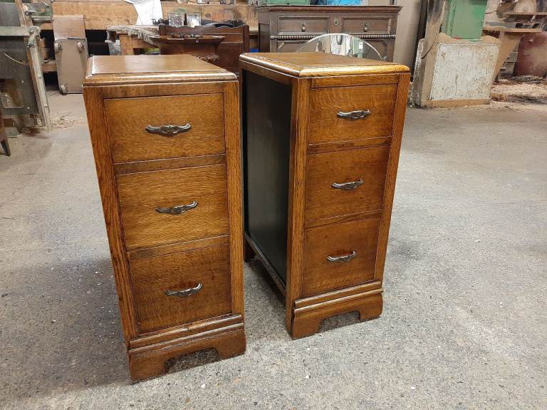 Lovely Pair of Art Deco Oak Bedside Cabinets in Excellent Condition Delivery Available 