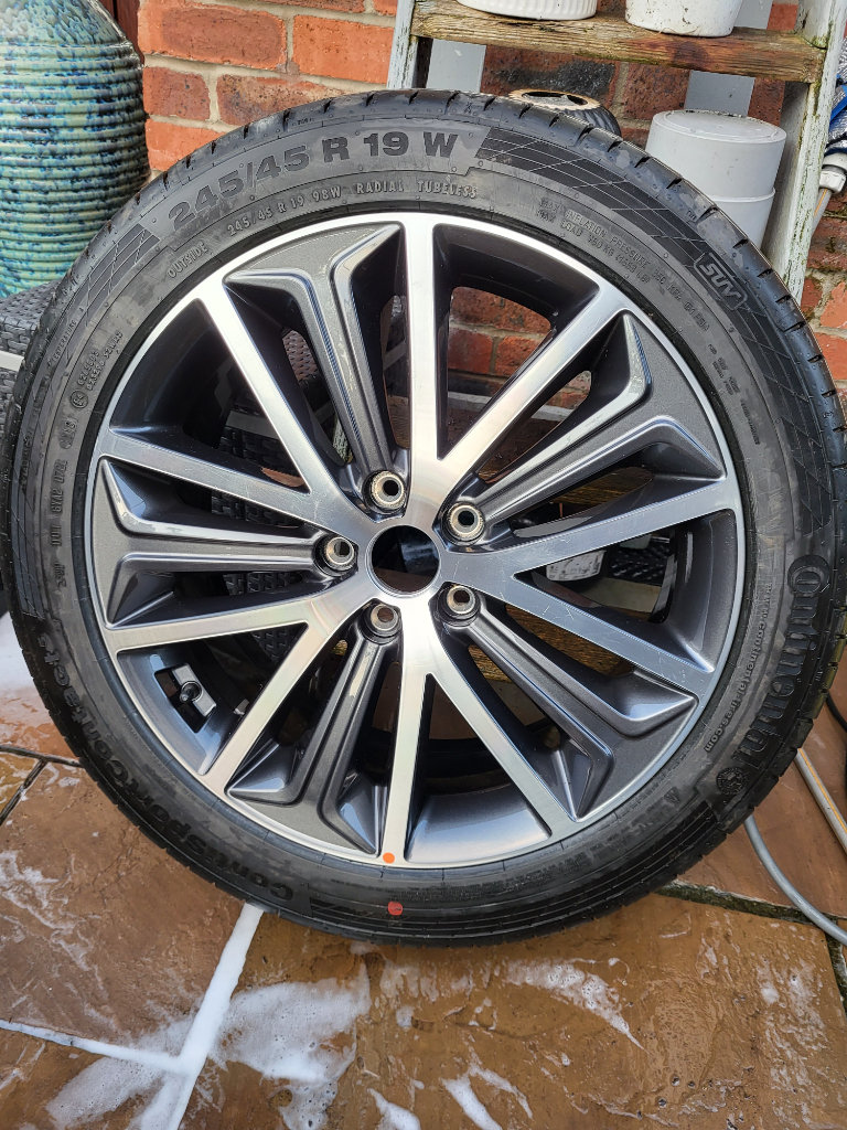 Hyundai Tucson Alloy wheel and tyre