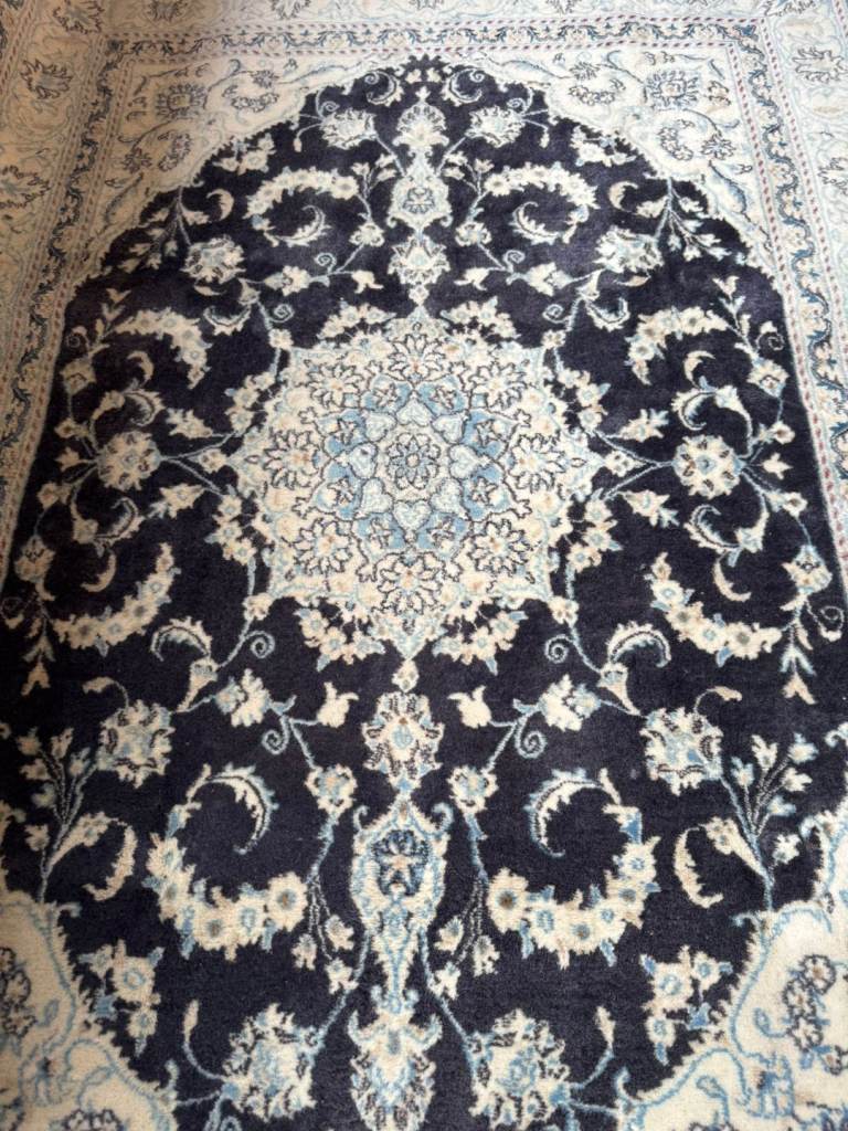 Persian handmade wool rug 242 cm x 164 cm.