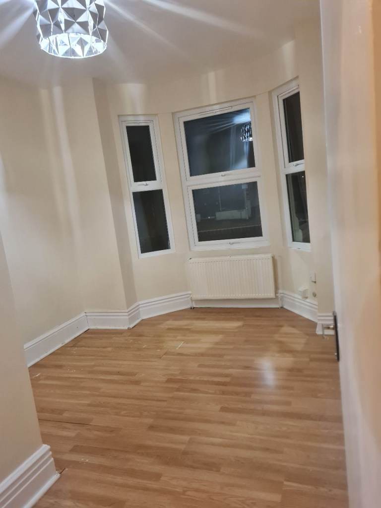 2x ROOMS AMPTHILL RD.. READY NOW 