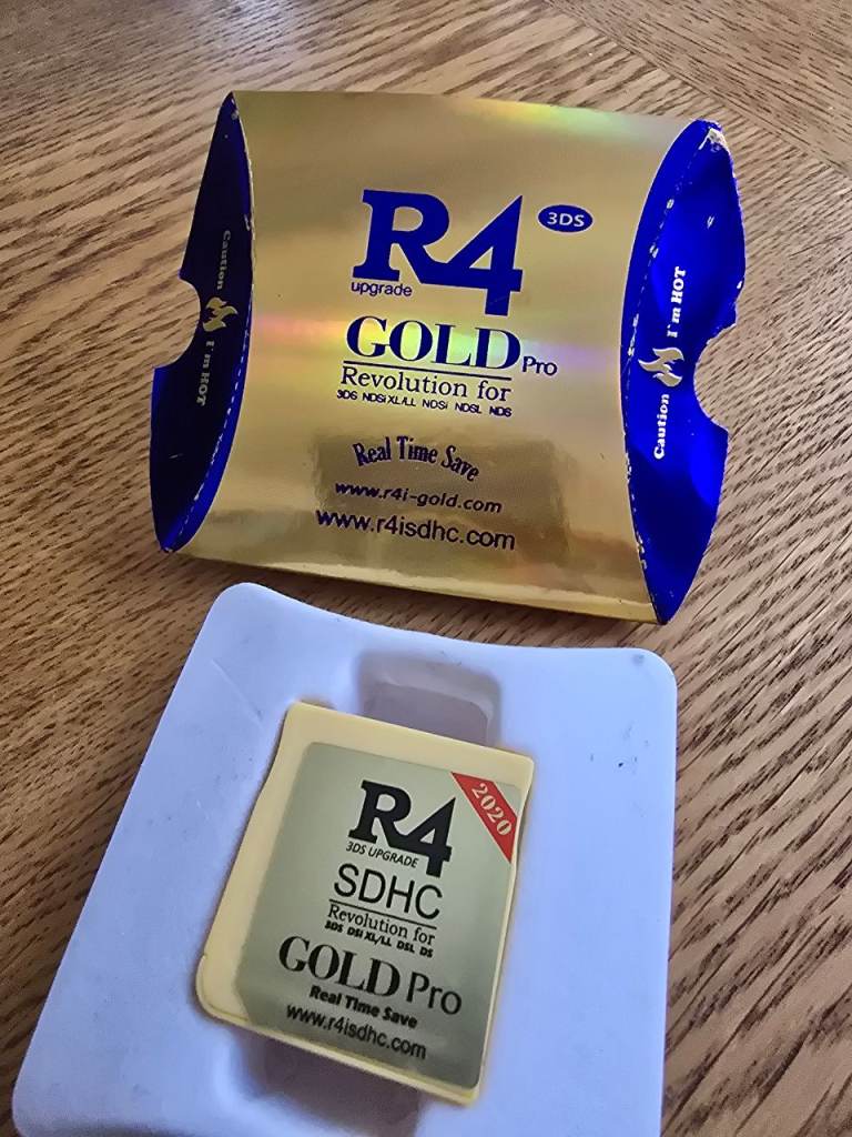 R4i Gold Pro SDHC Revolution Flashcart (2020 Version) for Nintendo 3DS / DSi / DS Lite
