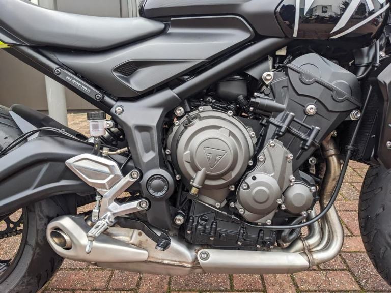 TRIUMPH TRIDENT 660 2024 - BLACK - HEATED GRIPS- 2 SERVICE STAMPS - QUICKSHIFTER