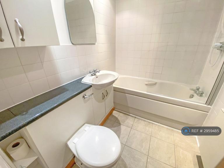 1 bedroom flat in Seymour Grove, Manchester, M16 (1 bed) (#2959485)
