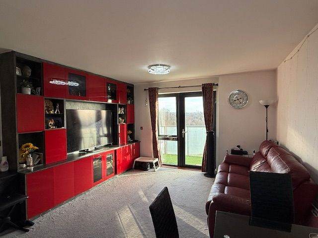 Spacious Ensuite Room with Private Balcony – Excellent Location