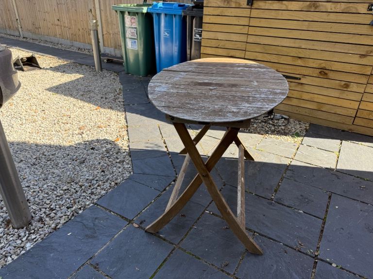 Oval garden table 