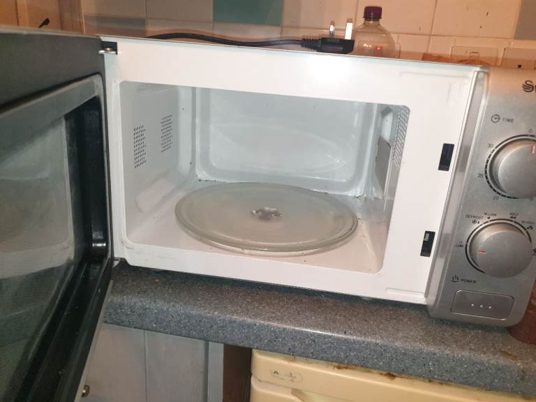 Swan Microwave Oven – Silver, Good Condition