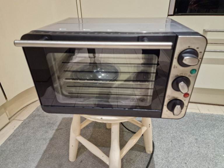 Compact Mini Oven with Grill Function – Good Condition