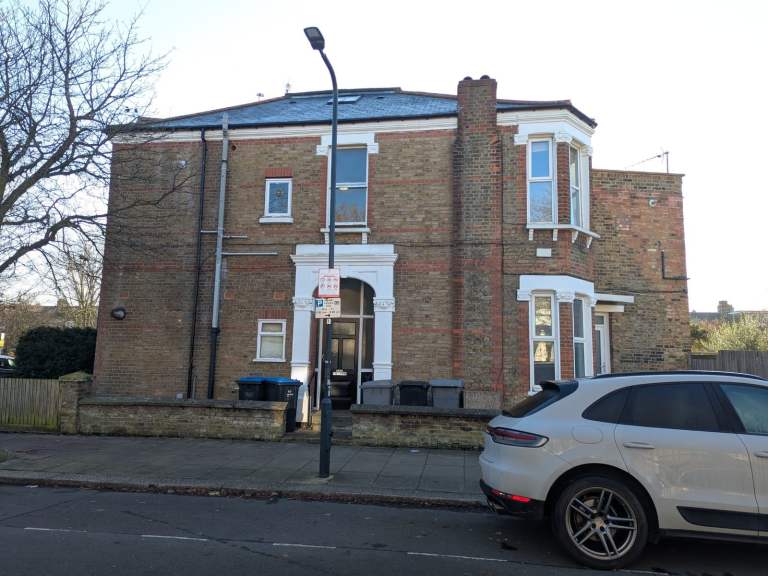 Split level 3 bedroom flat to rent in trendy area of Queens Park & Kensal Rise, North-West London
