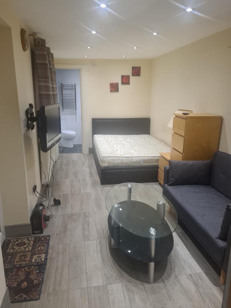 1 Bedroom Studio Flat