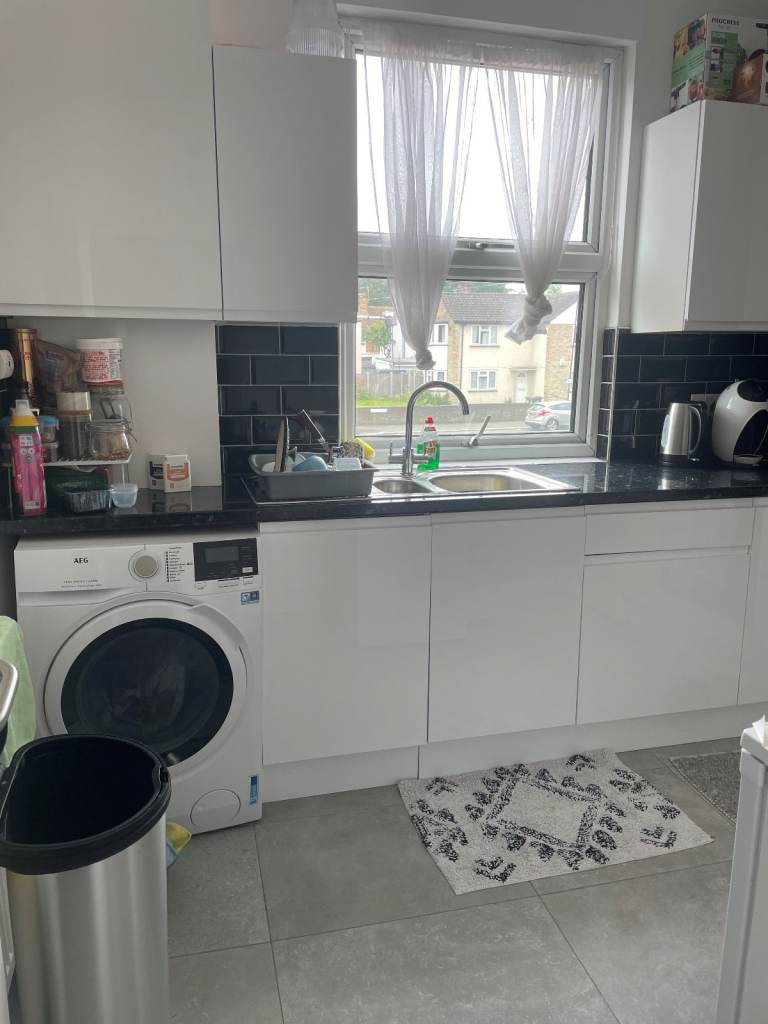 EXCELLENT 3 BEDROOM HOUSE AVAILABLE FOR RENT ON A LOVELY ROAD A 2 MINS WALK TO TUBE STATION 