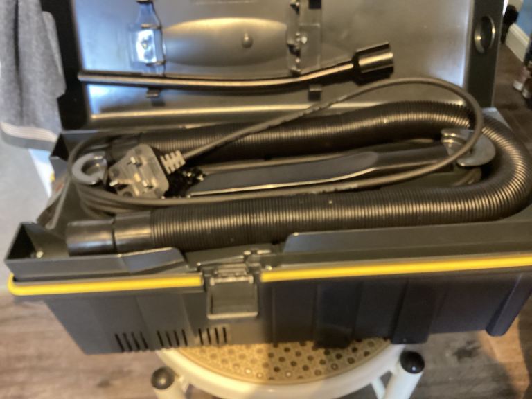 Technicians compact vacuum