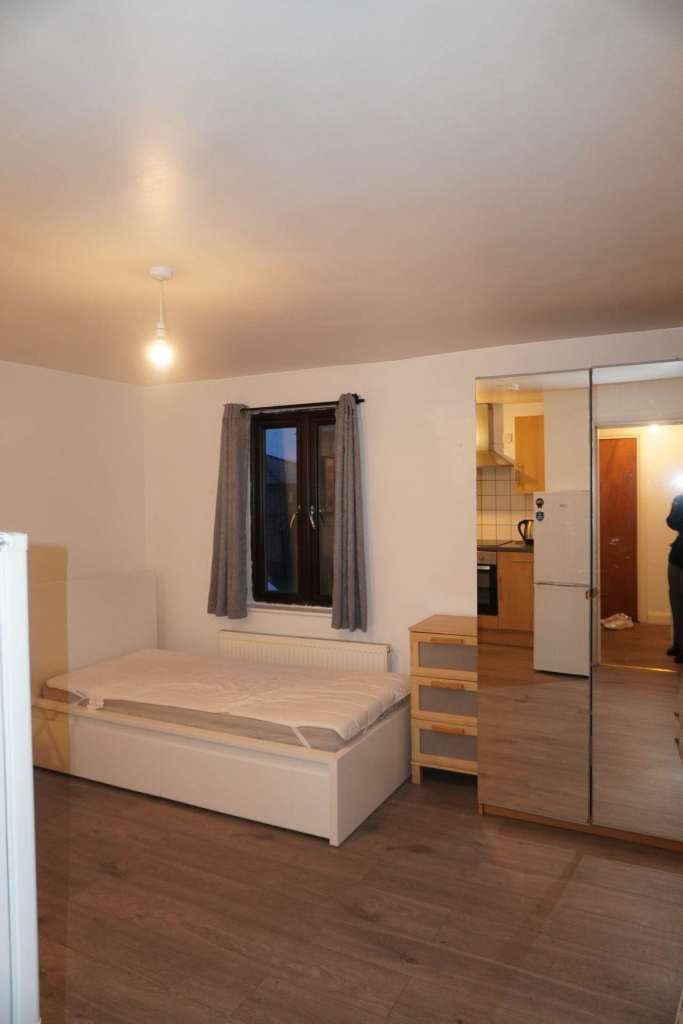 Studio flat in Haymill, Uxbridge