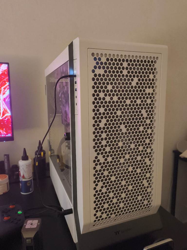 Gaming pc with 1440p monitor and streaming setup 