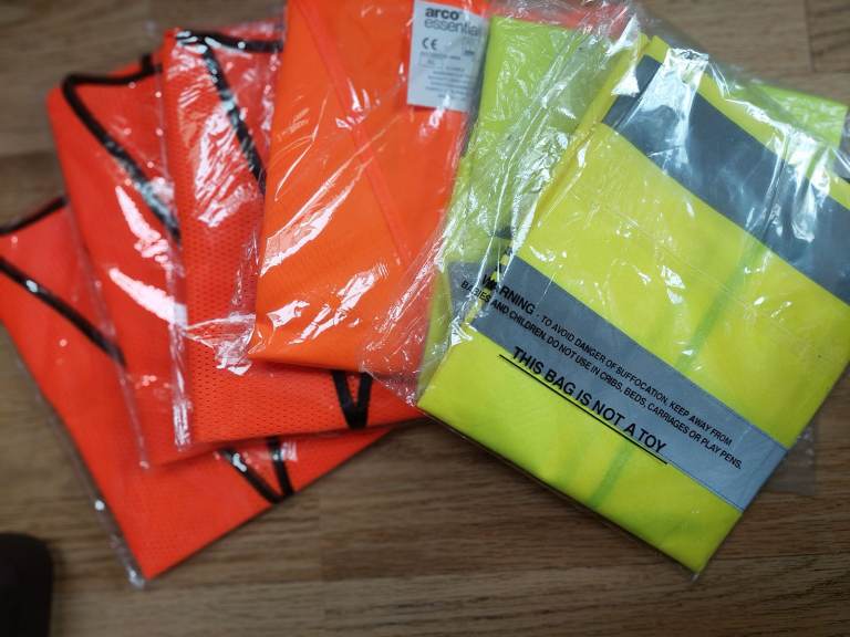 HIGH VIZ VESTS X6 4 ORANGE & 2 YELLOW see description