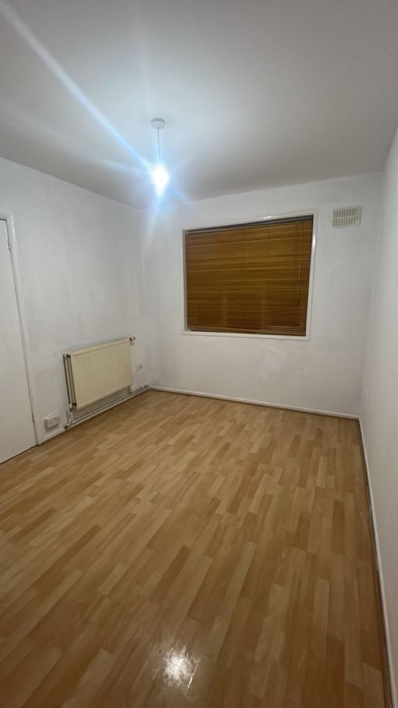 Medium size room to let