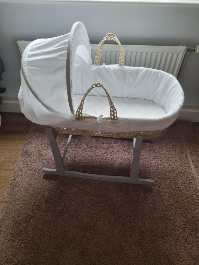 Moses basket with stand
